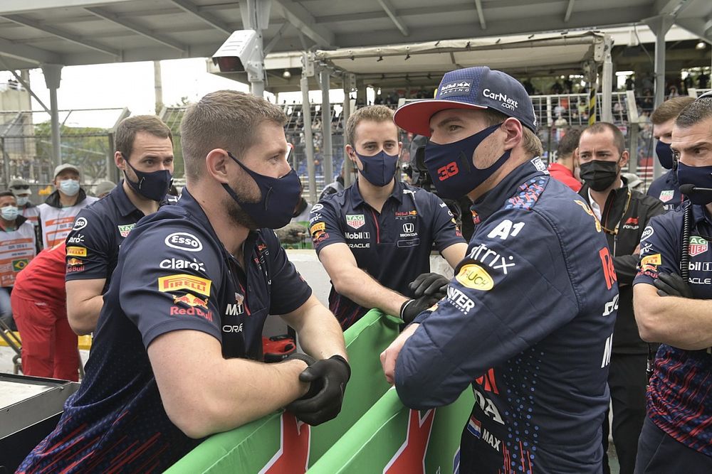 Verstappen krijgt boete voor aanraken achtervleugel Hamilton