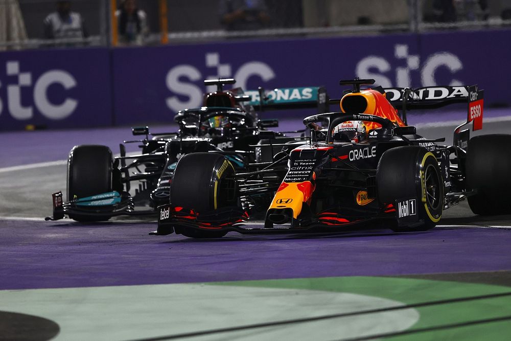 Hamilton: Consensus on F1 overtaking rules "doesn't apply to one of us"