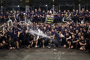 フェルスタッペンとホンダにタイトルを……レッドブル&アルファタウリの”チームワーク”が勝利を呼んだ?