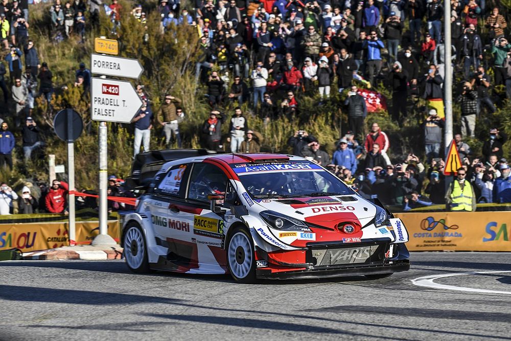 WRC, Rally Spagna, PS1: Evans vola. Resiste solo Neuville