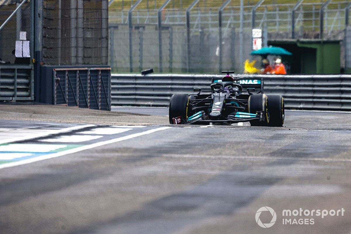 Hamilton: a Mercedes pengeélen táncol a W12 egyensúlyával