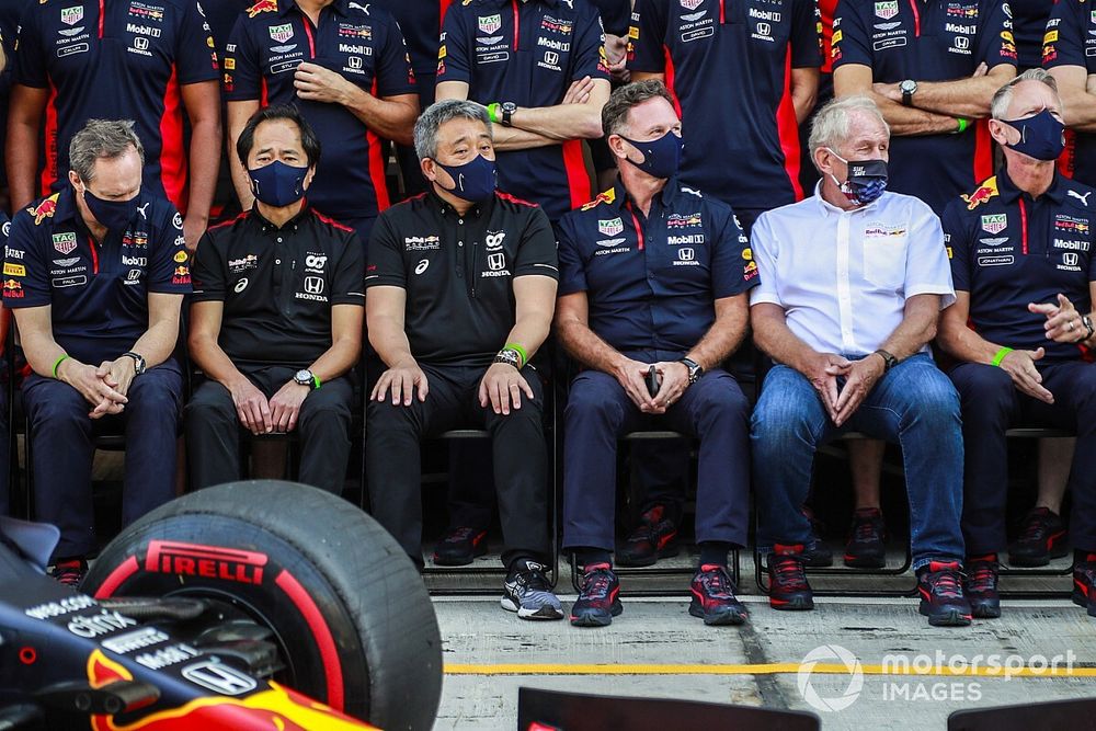 Helmut Marko tagadja, hogy a döntés tudatában fotózkodtak Abu Dhabiban Perezzel