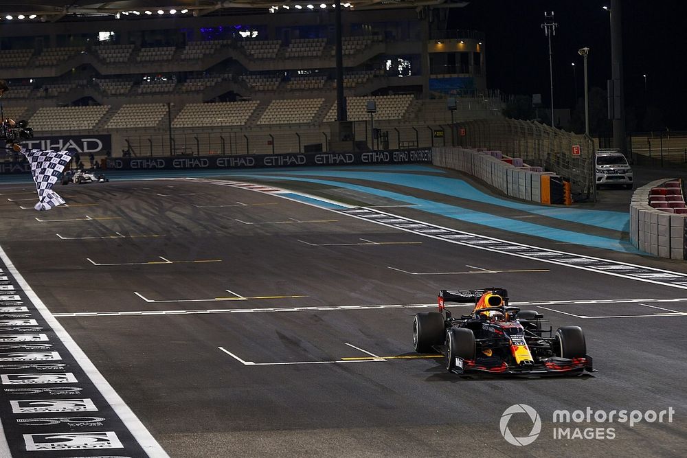 Max Verstappen, Red Bull Racing RB16, 1st position, takes the chequered flag