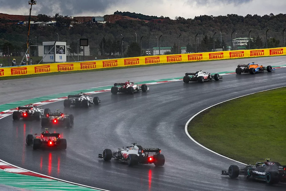 Carlos Sainz Jr., McLaren MCL35, Kevin Magnussen, Haas VF-20, Antonio Giovinazzi, Alfa Romeo Racing C39, Daniil Kvyat, AlphaTauri AT01, Pierre Gasly, AlphaTauri AT01, and the remainder of the field at the start
