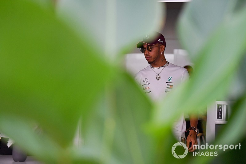 Hamilton úgy érzi, "amatőr hibát" vétett Vettel mögött