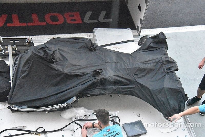Mercedes: dalle casse sono stati scaricati a Marina Bay i due telai nudi della W09