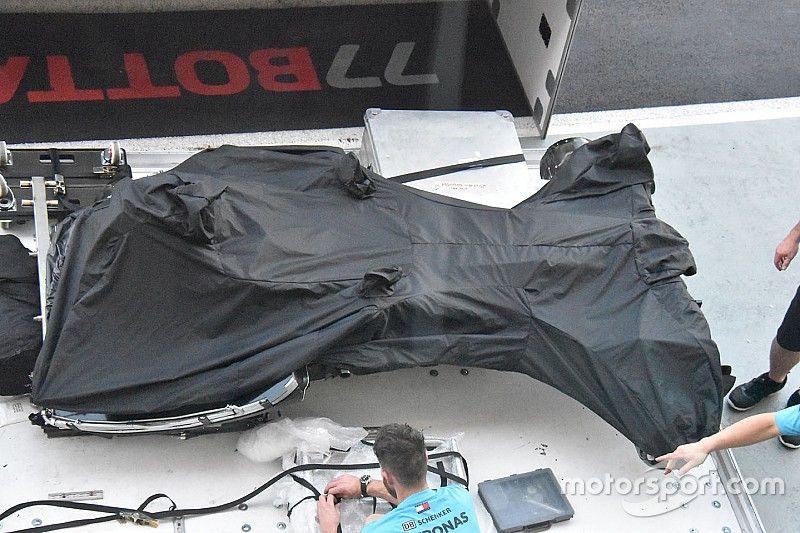 Il telaio della Mercedes W09 sotto un telo