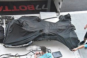 Mercedes: dalle casse sono stati scaricati a Marina Bay i due telai nudi della W09