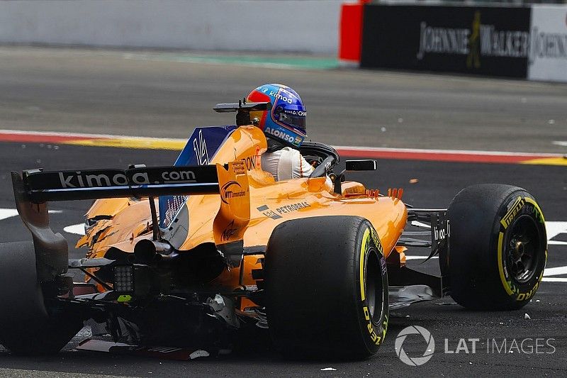 Fernando Alonso, McLaren MCL33, klimt uit zijn zwaar beschadigde wagen