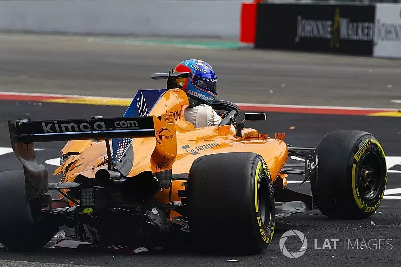 Fernando Alonso, McLaren MCL33, sale de su auto da&ntilde;ado 