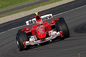 Amikor Valentino Rossi Schumacher sisakjában tesztelt az F1-es Ferrarival