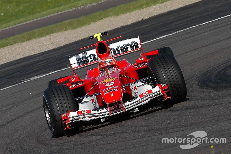 Amikor Valentino Rossi Schumacher sisakjában tesztelt az F1-es Ferrarival