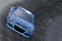 Kyle Larson gana la primera etapa en Bristol
