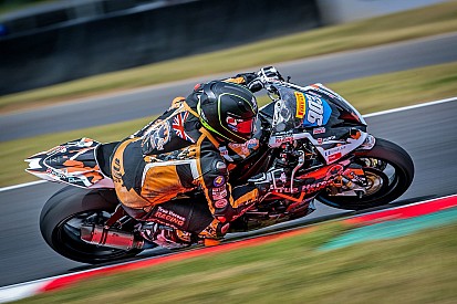 Tragedia in Superstock: a Thruxton è morto Mark Fincham