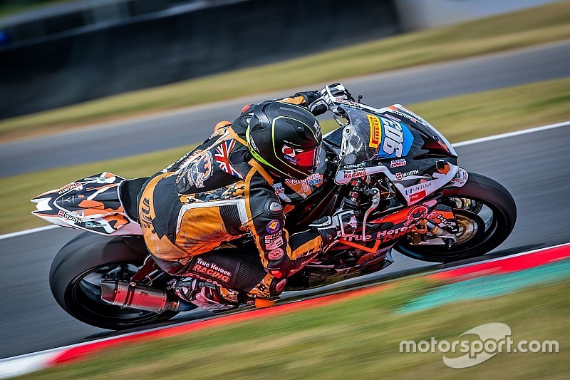 Tragedia in Superstock: a Thruxton è morto Mark Fincham