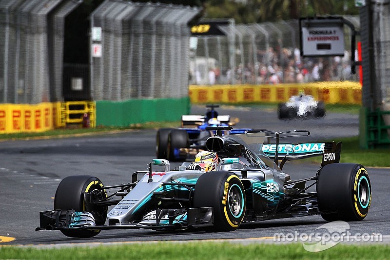 Hamilton supera recorde de Schumacher; Massa tem problemas
