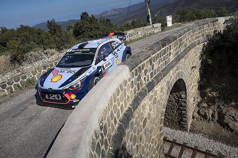 Korsika WRC: Neuville bu sefer kaza yapmadı, sezonun ilk galibiyetini kazandı!