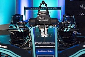 Galería: el nuevo coche y pilotos de Jaguar para la Fórmula E 2017/2018