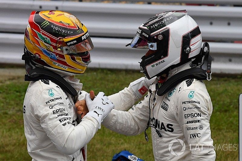 Polesitter Lewis Hamilton, Mercedes AMG F1 en Valtteri Bottas, Mercedes AMG F1 vieren in parc ferme