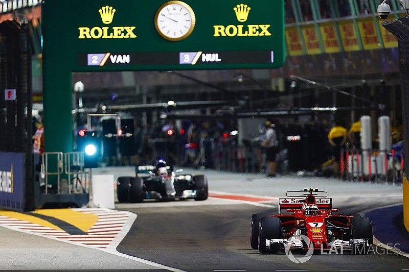 Kimi Raikkonen, Ferrari SF70H y  Lewis Hamilton, Mercedes AMG F1 W08