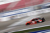 Truex gana la primera etapa en Las Vegas