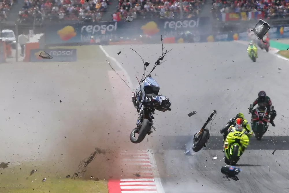 La chute d'Alex Marquez, Gresini Racing, apr&egrave;s le contact avec Pedro Acosta, Red Bull KTM Factory Racing