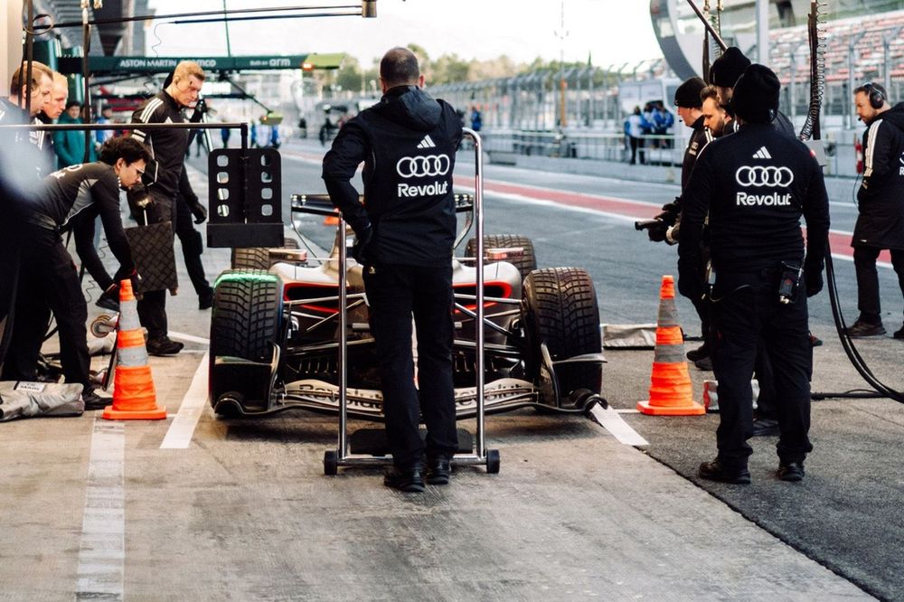 Audi R26 en el pitlane