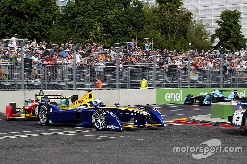 Dinding pembatas Formula E lindungi pasar Natal Berlin setelah serangan teror