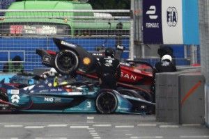 Nyck de Vries kann scherzen: "Ohne Halo wäre ich jetzt noch kleiner"