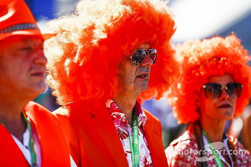Fans trotseren noodweer voor promotie-opnamen Red Bull Racing