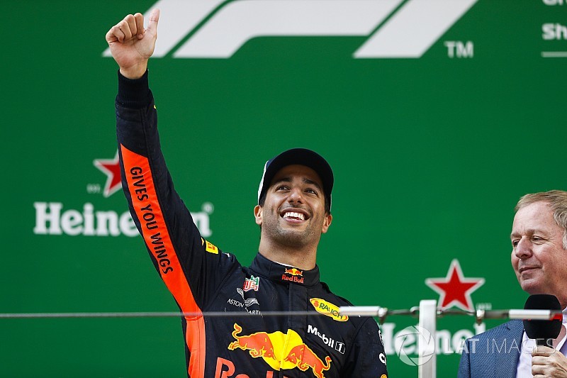 Ricciardo deberá decidir hasta agosto si se queda, dice Red Bull