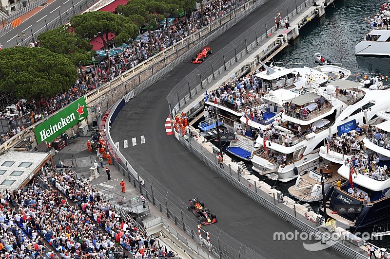 Ricciardo aguanta el acoso de Vettel para ganar en Mónaco por primera vez