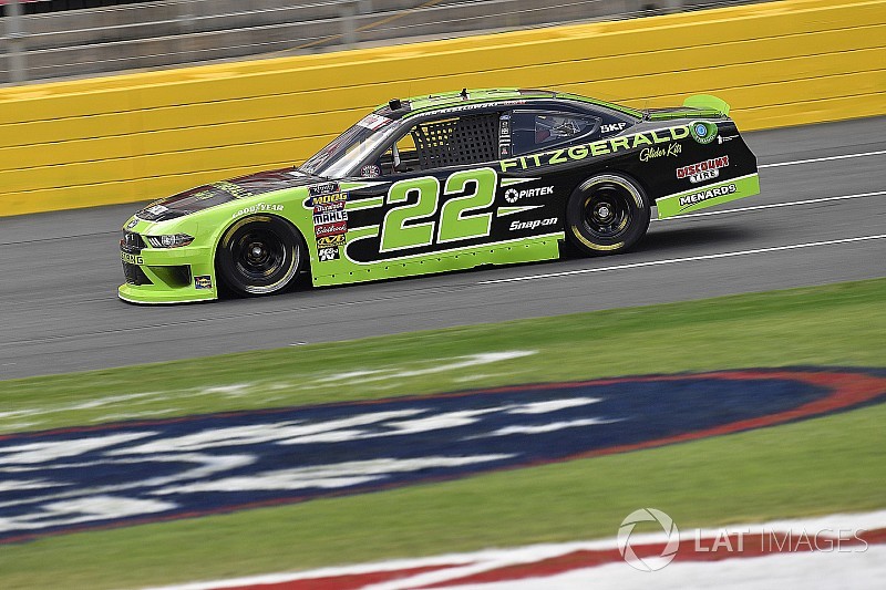 Keselowski supera la lluvia para triunfar en Charlotte