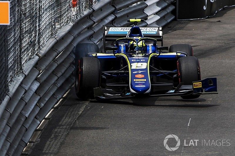 Lando Norris, Carlin, hits the barriers