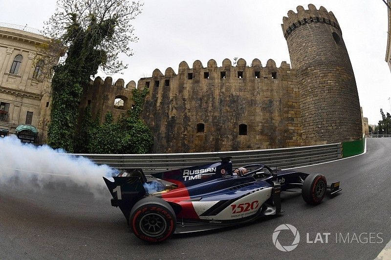 Le moteur d'Artem Markelov, Russian Time, fait de la fumée