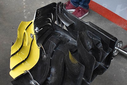 Renault: doppio flap in coda alla paratia laterale proprio come sulla Rossa