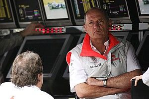 Бывший босс Хэмилтона поставил на победу Ферстаппена в чемпионате