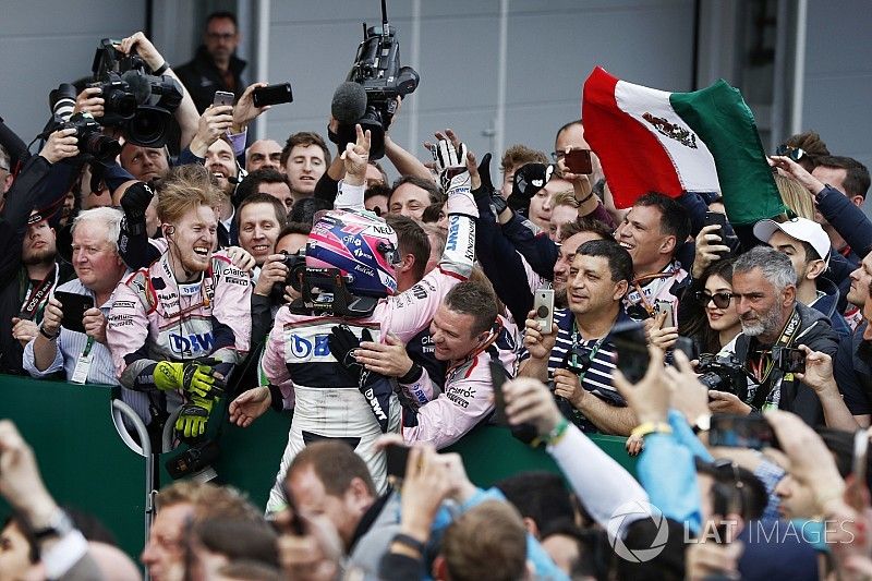 Sergio Perez, Force India, celebra con su equipo