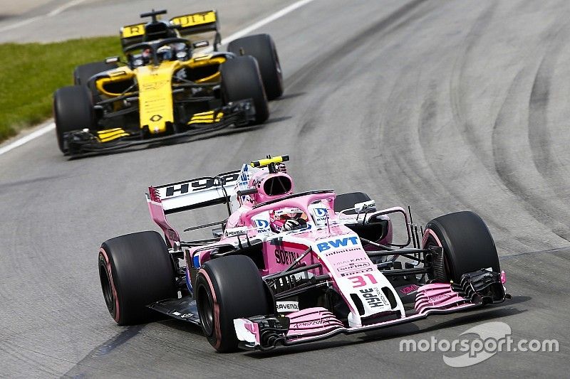 Esteban Ocon, Force India VJM11, voor Nico Hulkenberg, Renault Sport F1 Team R.S. 18