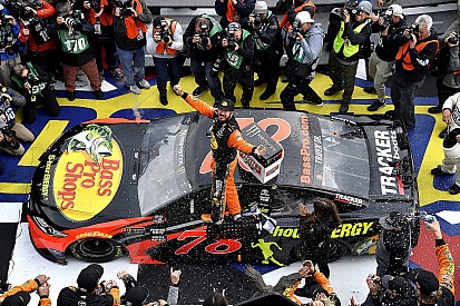 Martin Truex Jr trionfa a Pocono battendo Larson e Kyle Busch