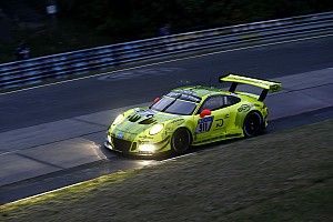 24h Nurburgring: Laurens Vanthoor regala la pole alla Porsche