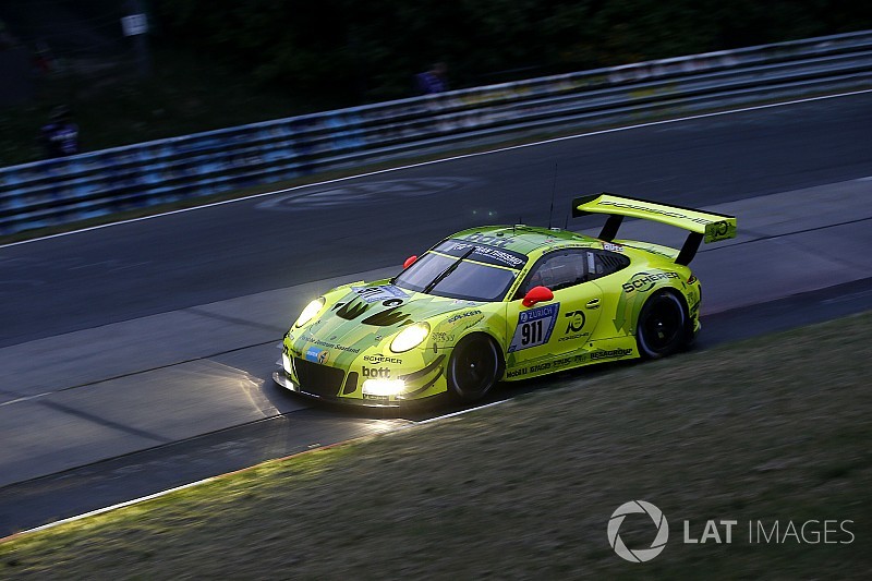 24h Nurburgring: Laurens Vanthoor regala la pole alla Porsche
