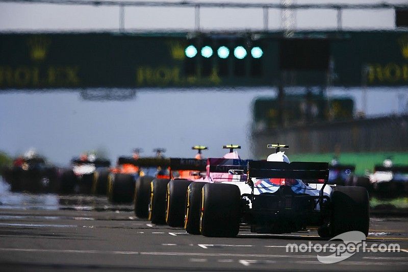 Esteban Ocon, Force India VJM11, leads Sergey Sirotkin, Williams FW41, from the back of the field at the start