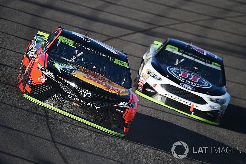 Martin Truex Jr., Furniture Row Racing Toyota, Kevin Harvick, Stewart-Haas Racing Ford