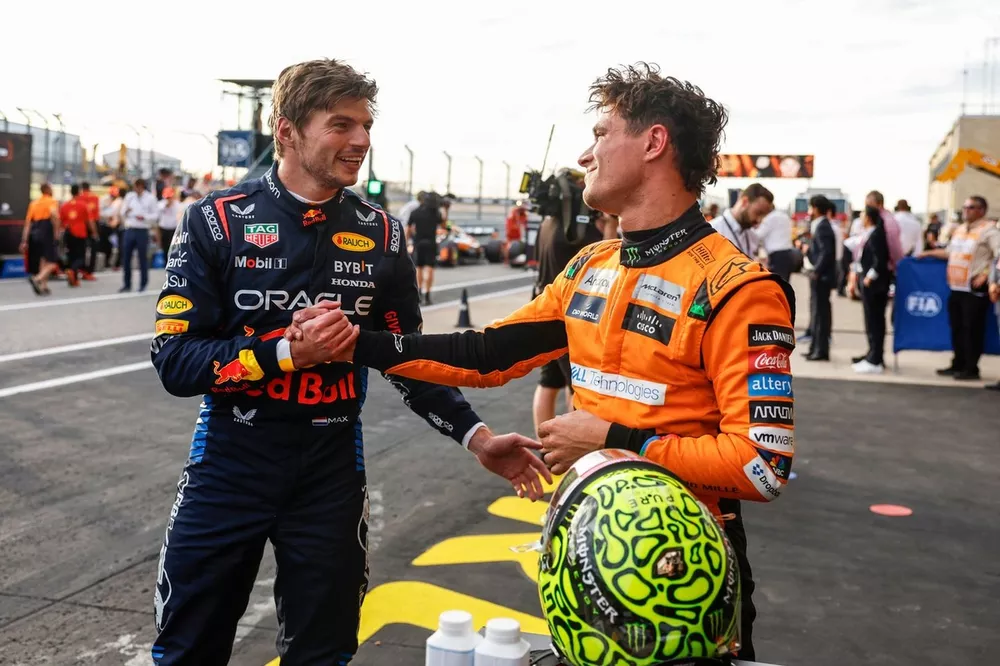 Max Verstappen, Red Bull Racing, f&eacute;licite Lando Norris, McLaren F1 Team, au Parc Ferme. 