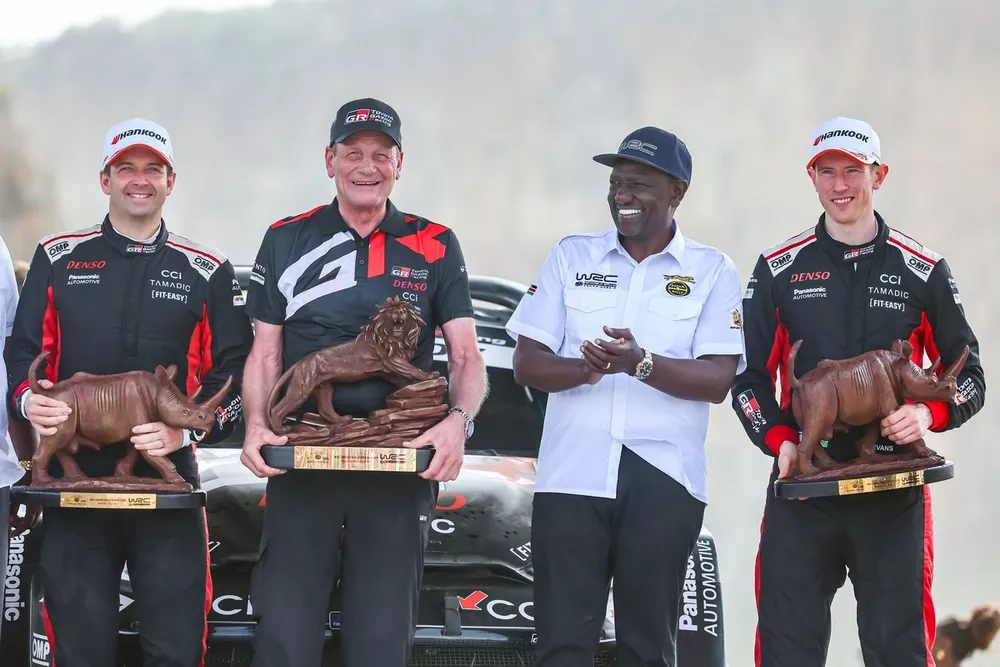 Podio: Elfyn Evans, Scott Martin, Toyota Gazoo Racing WRT Toyota GR Yaris Rally1 con Juha Kankkunen