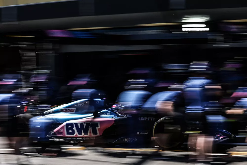 Fernando Alonso, Alpine A522, en boxes durante los entrenamientos