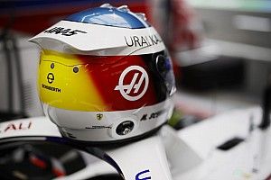 Mick Schumacher avec un casque spécial en hommage à son père