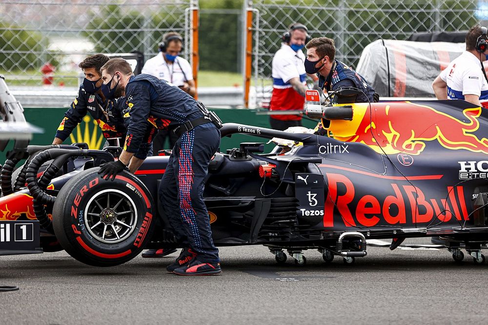 Max Verstappen, Red Bull Racing RB16B, llega a la parrilla