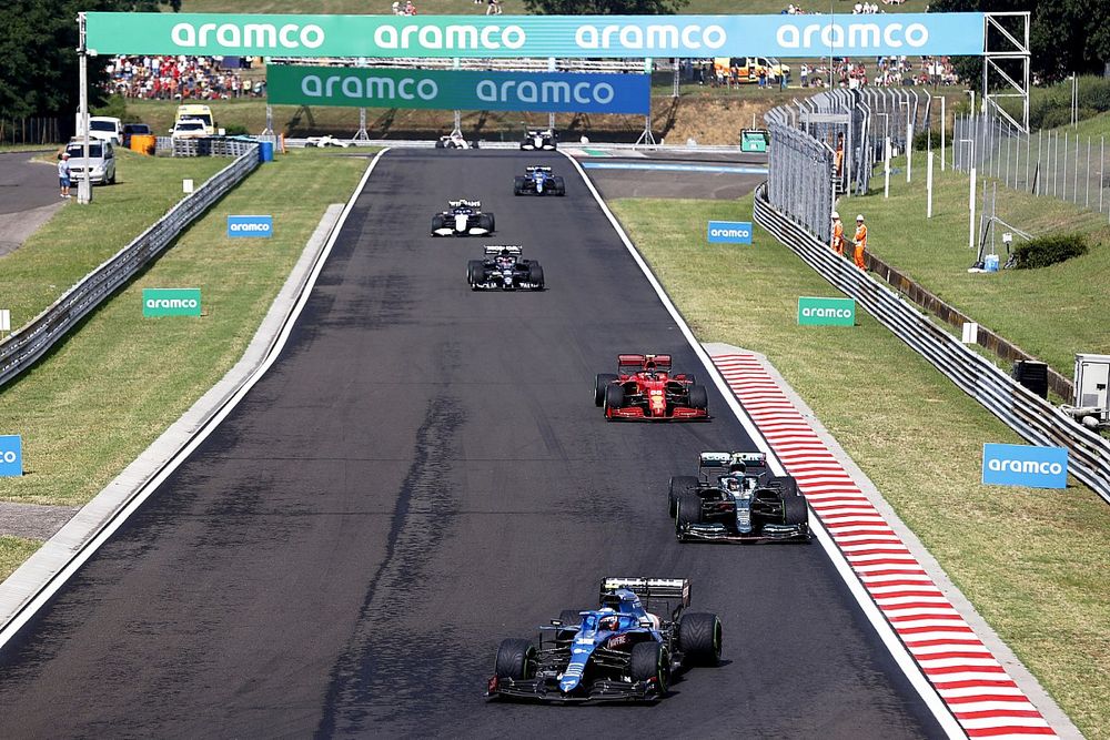 Esteban Ocon, Alpine A521, Sebastian Vettel, Aston Martin AMR21, and Carlos Sainz Jr., Ferrari SF21